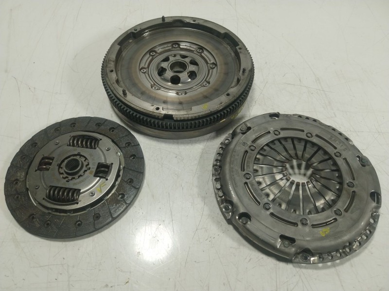 Recambio de kit embrague para volkswagen golf viii (cd1, da1) 1.5 tsi referencia OEM IAM 04E141016B 04E141026F 05E105266B