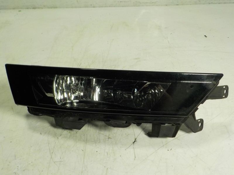 Recambio de faro antiniebla derecho para skoda rapid 1.6 tdi dpf referencia OEM IAM 6V0949102  