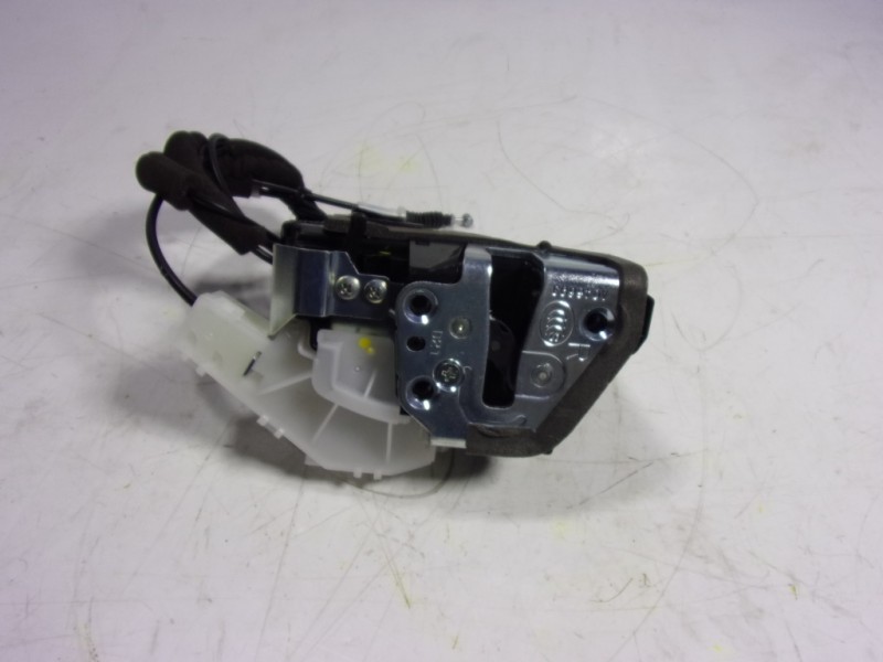 Recambio de cerradura puerta trasera derecha para toyota c-hr 132 kw referencia OEM IAM 69050F4010  