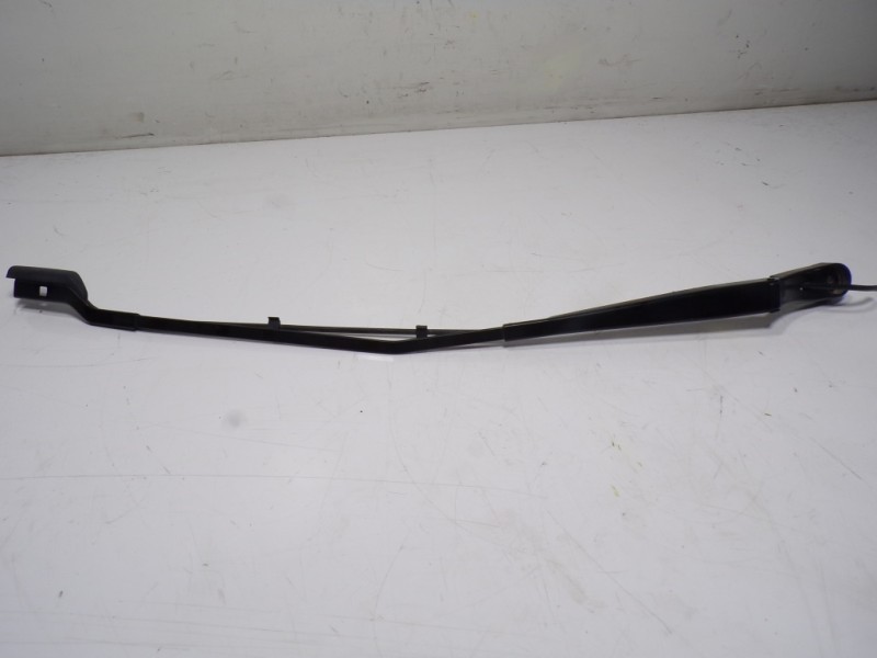 Recambio de brazo limpia delantero derecho para peugeot 5008 1.2 12v e-thp referencia OEM IAM 1617040080  