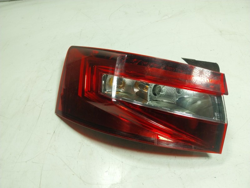 Recambio de piloto trasero izquierdo para skoda superb (3v3) 2.0 tdi referencia OEM IAM 3V5945207A  