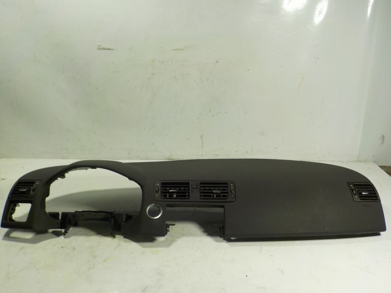 Recambio de salpicadero para volvo c30 1.6 diesel cat referencia OEM IAM 39868868 8623351 8623351