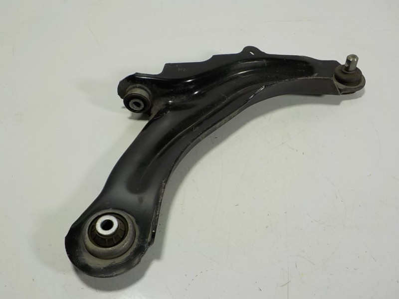 Recambio de brazo suspension inferior delantero derecho para renault captur 1.3 tce referencia OEM IAM 545047954R  