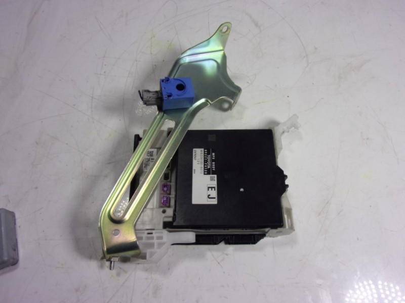 Recambio de modulo electronico para toyota c-hr 132 kw referencia OEM IAM 82730F4010 89221F4120 MB2381008572