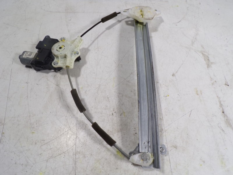 Recambio de elevalunas delantero izquierdo para hyundai i20 1.2 cat referencia OEM IAM 82403C7010 82450C8010 F00S1W2152