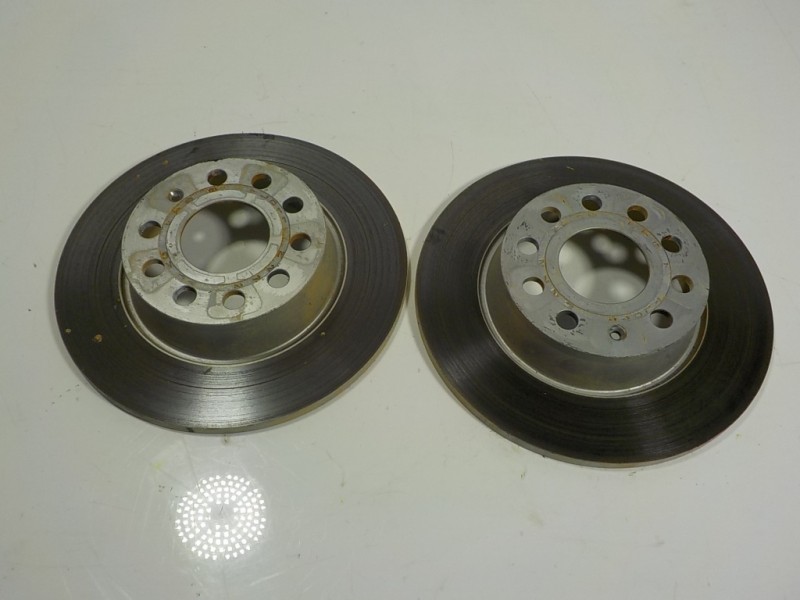 Recambio de disco freno trasero para seat leon sportstourer (kl8) style referencia OEM IAM 5Q0615601D  