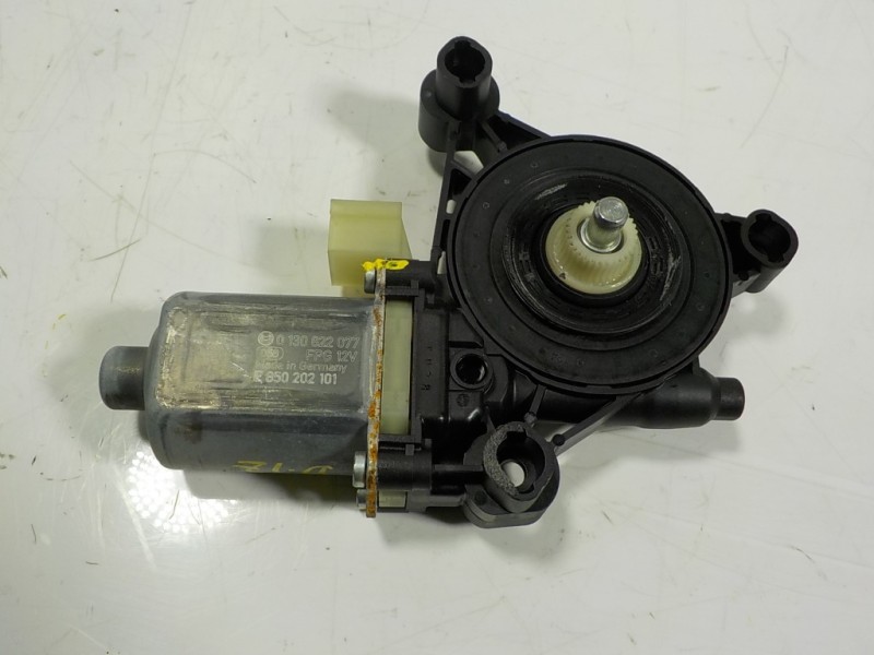 Recambio de motor elevalunas delantero izquierdo para seat leon sportstourer (kl8) style referencia OEM IAM 5Q0959801C 5Q0959801