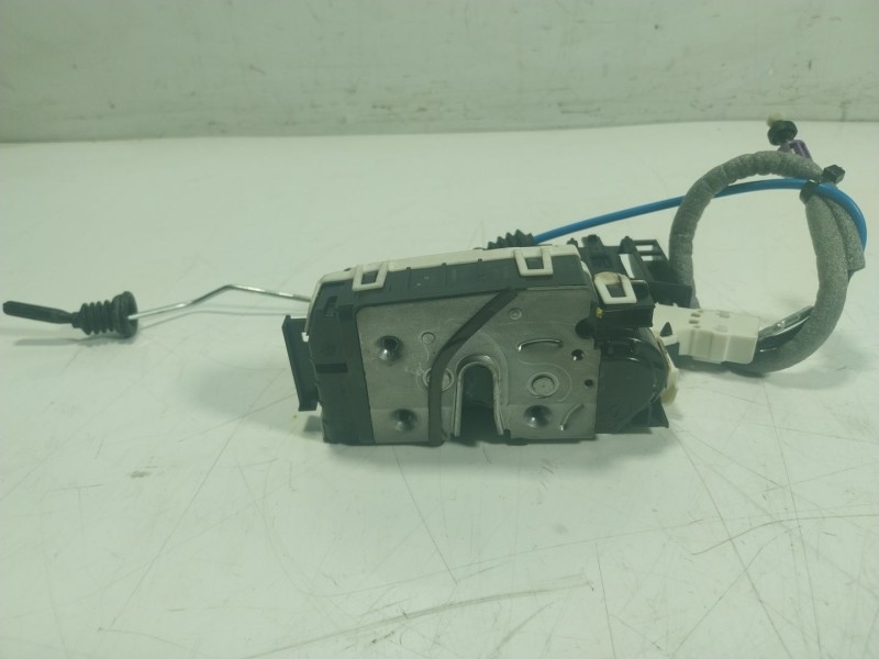 Recambio de cerradura puerta delantera derecha para mercedes-benz clase gla (w156) 1.6 cat referencia OEM IAM A1667200435 A20400
