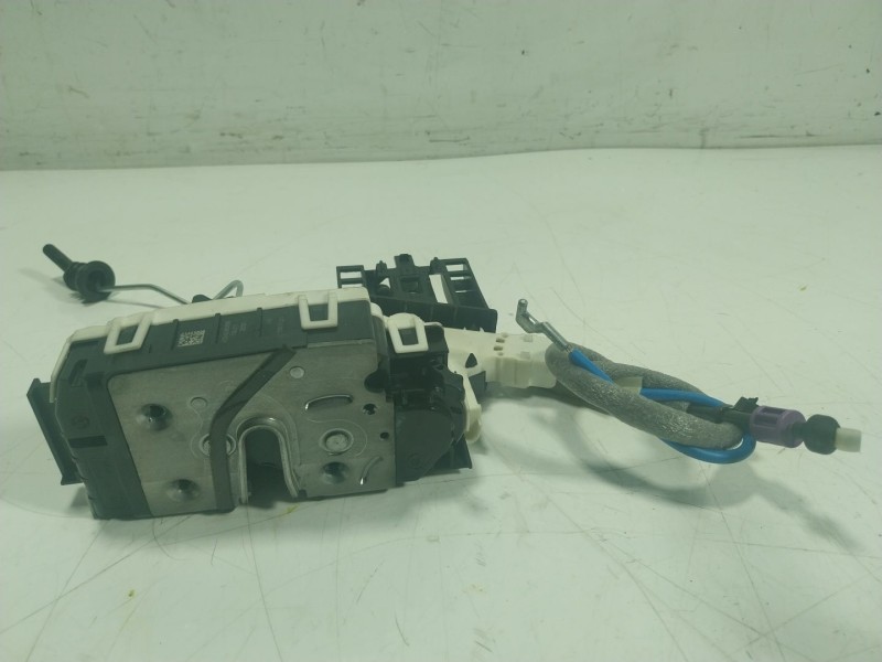Recambio de cerradura puerta trasera derecha para mercedes-benz clase gla (w156) 1.6 cat referencia OEM IAM A1667200435 A2040085