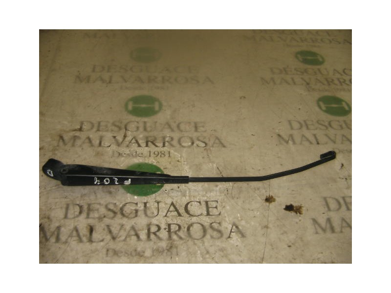 Recambio de brazo limpia delantero derecho para nissan trade 100 referencia OEM IAM   