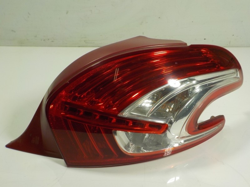 Recambio de piloto trasero derecho para peugeot 208 1.6 16v hdi fap referencia OEM IAM  9672628380 