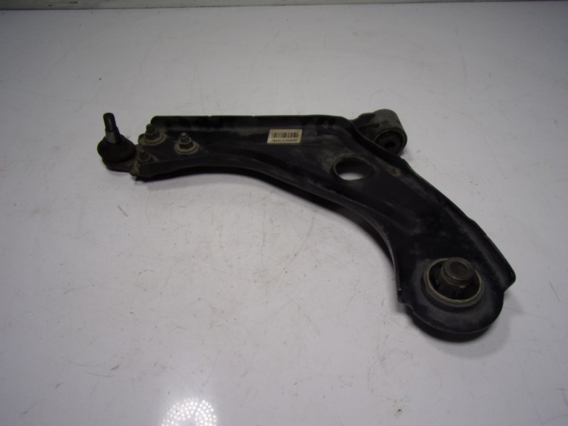 Recambio de brazo suspension inferior delantero izquierdo para peugeot 308 1.2 12v e-thp referencia OEM IAM 9807914280  