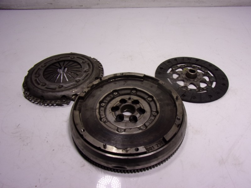 Recambio de kit embrague para peugeot 308 1.2 12v e-thp referencia OEM IAM 1610796580 9805958080 9805958180