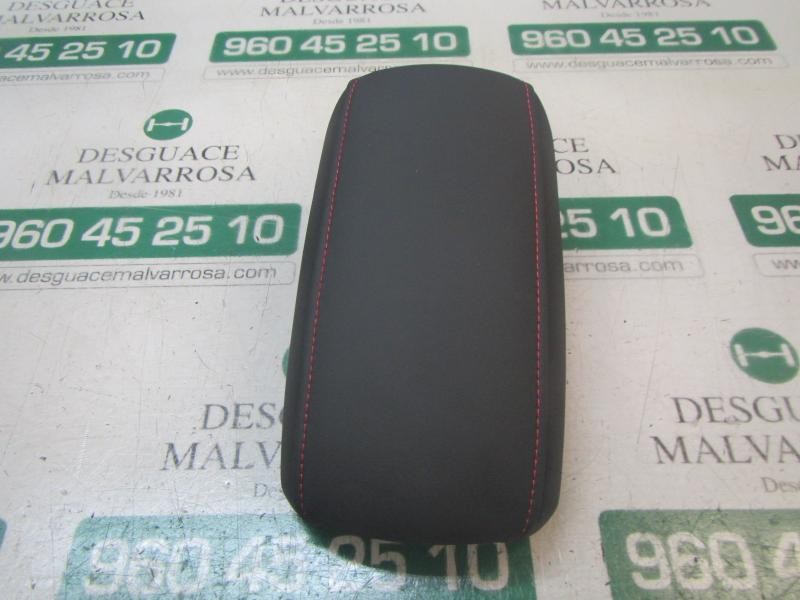 Recambio de apoyabrazos central para toyota corolla hybrid referencia OEM IAM 5890502E70C3  