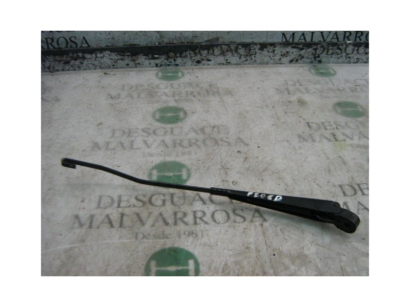 Recambio de brazo limpia delantero derecho para nissan trade 100 referencia OEM IAM   