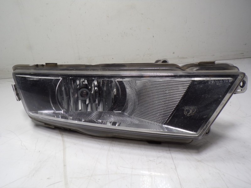 Recambio de faro antiniebla derecho para skoda rapid 1.6 tdi dpf referencia OEM IAM 5JA941702 5JA941700 