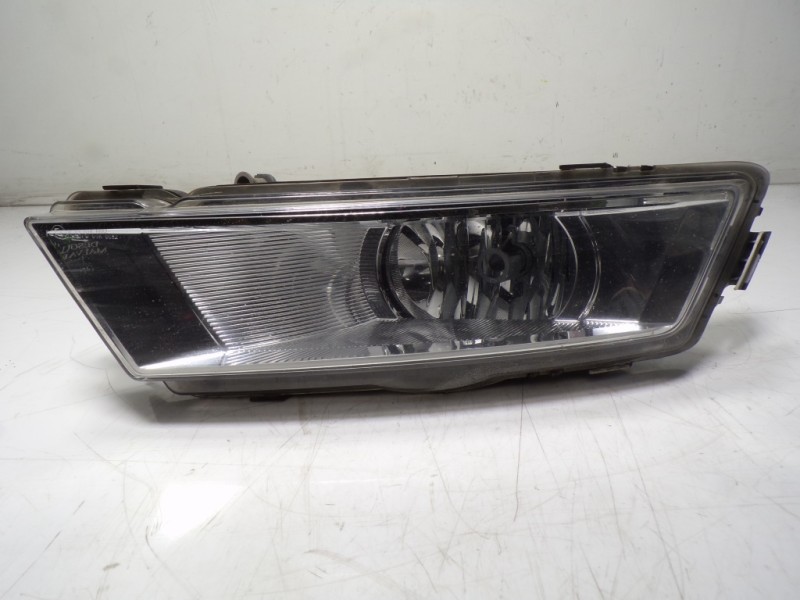 Recambio de faro antiniebla izquierdo para skoda rapid 1.6 tdi dpf referencia OEM IAM 5JA941701 5JA941699 