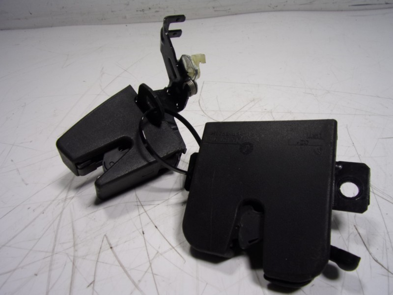 Recambio de cerradura puerta trasera izquierda para volkswagen caddy furgón/kombi 2.0 tdi referencia OEM IAM 7E0827161A9B9 2K582