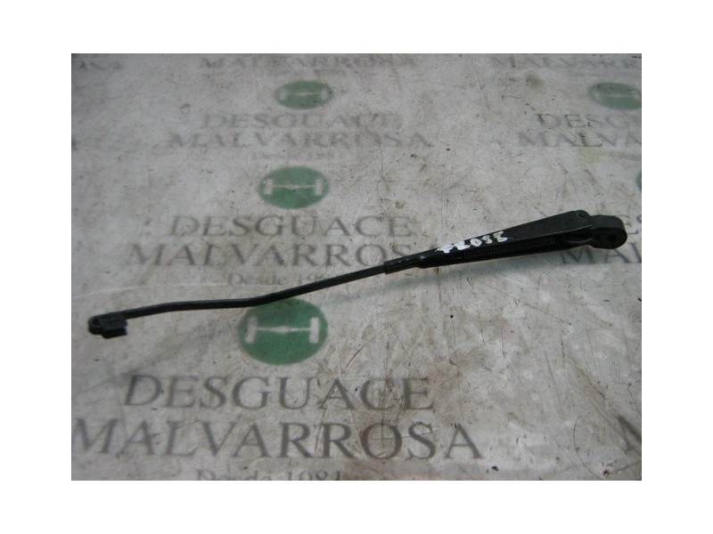 Recambio de brazo limpia delantero izquierdo para nissan trade 100 referencia OEM IAM   