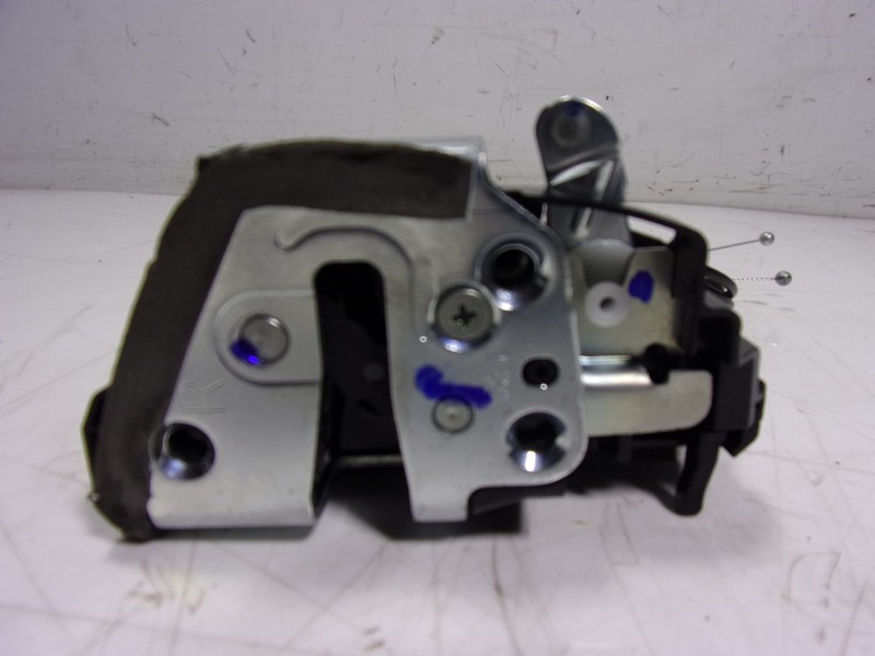 Recambio de cerradura puerta trasera derecha para toyota corolla hybrid referencia OEM IAM 6905002580  