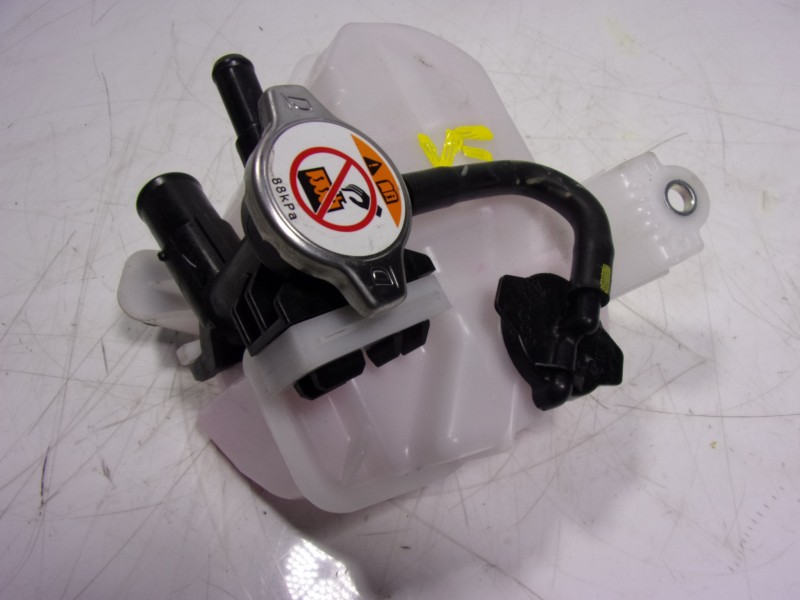 Recambio de deposito expansion para toyota corolla hybrid referencia OEM IAM 164700T100  