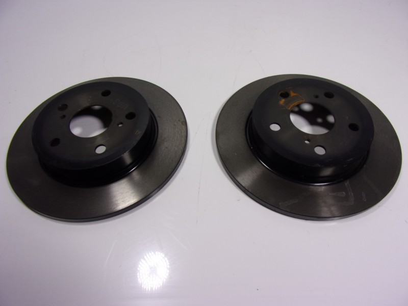 Recambio de disco freno trasero para toyota corolla hybrid referencia OEM IAM 4243102320  