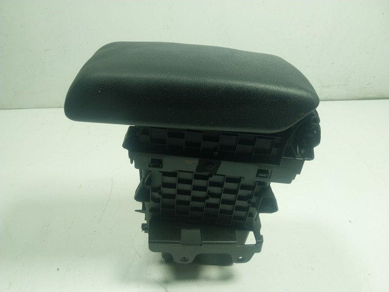 Recambio de apoyabrazos central para ford ecosport 1.0 ecoboost referencia OEM IAM 2216406 GN15A045B55B 