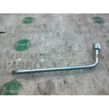 LLAVE RUEDA 