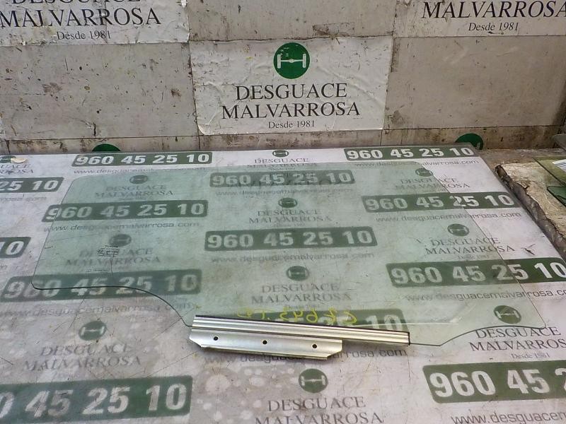 Recambio de cristal puerta trasero derecho para toyota yaris 1.0 cat referencia OEM IAM 681300D200  