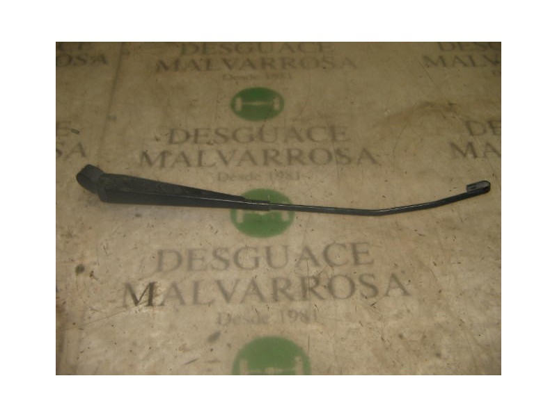 Recambio de brazo limpia delantero derecho para nissan trade 100 referencia OEM IAM   