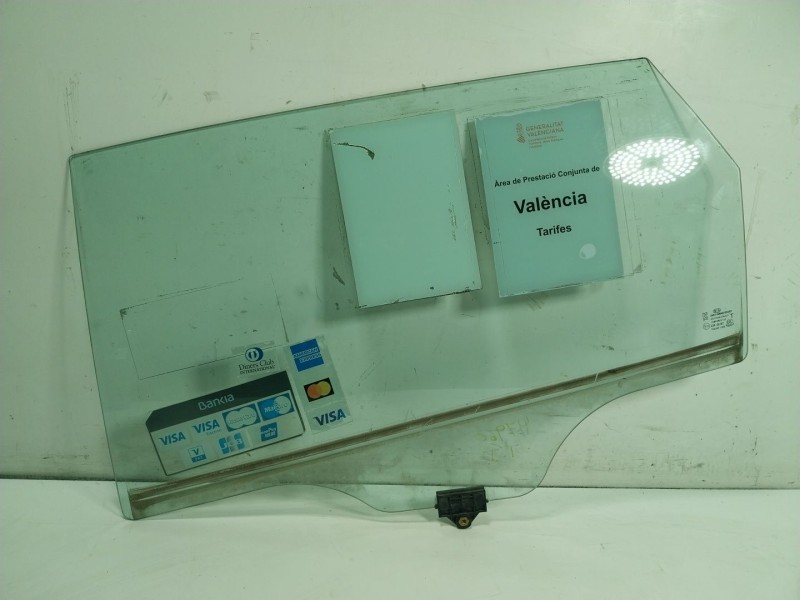 Recambio de cristal puerta trasero izquierdo para kia carens iv 1.7 crdi referencia OEM IAM 83410A4010  