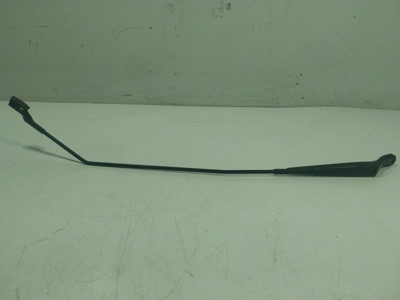Recambio de brazo limpia delantero derecho para renault zoe 68 kw referencia OEM IAM   