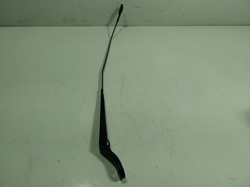 Recambio de brazo limpia delantero derecho para renault zoe 68 kw referencia OEM IAM   