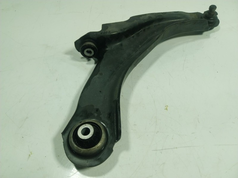 Recambio de brazo suspension inferior delantero derecho para renault zoe 68 kw referencia OEM IAM   