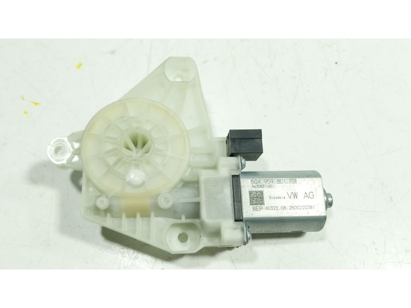 Recambio de motor elevalunas trasero izquierdo para volkswagen tiguan 2.0 tdi referencia OEM IAM  5Q4959801F 