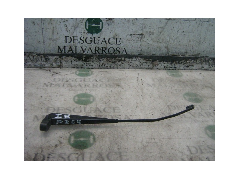 Recambio de brazo limpia delantero izquierdo para nissan trade 100 referencia OEM IAM   