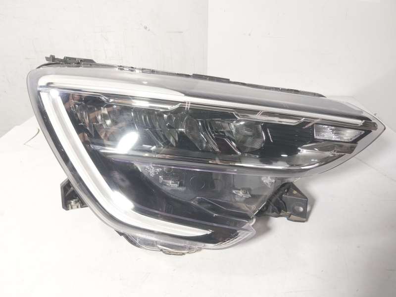Recambio de faro derecho para renault arkana i (lcm_, ldn_) 1.3 tce 140 (ldn0) referencia OEM IAM  260107780R 