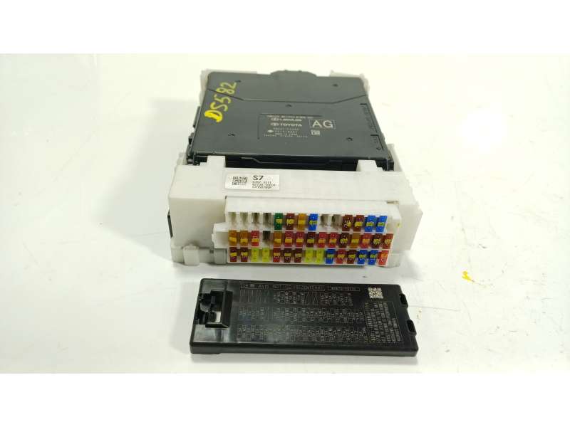 Recambio de caja reles / fusibles para toyota c-hr 1.8 16v hev referencia OEM IAM  89221F4240 50156251